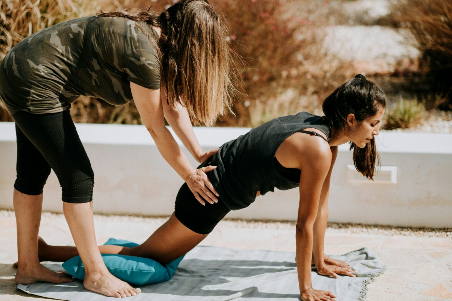 Coach sportif avec ses élèves, concentré sur l'essentiel